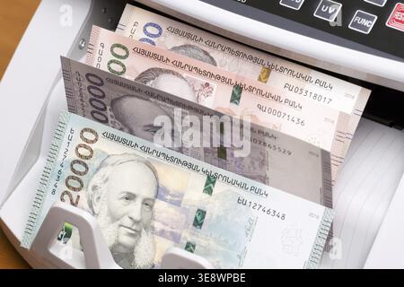 Armenisches Geld - Drag in der Zählmaschine Stockfoto