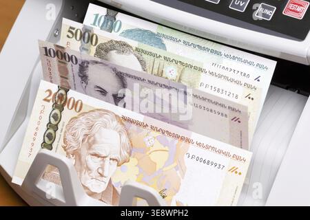 Armenisches Geld - Drag in der Zählmaschine Stockfoto