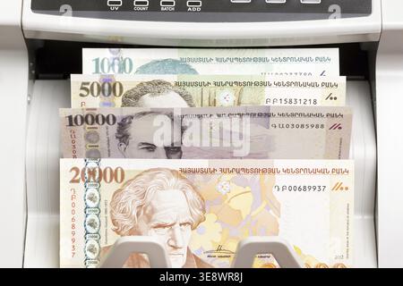 Armenisches Geld - Drag in der Zählmaschine Stockfoto