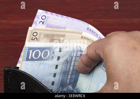 Macanese Money - Pataca in der schwarzen Brieftasche Stockfoto
