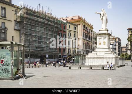 Neapel, Italien - 3. Juni 2022: Die Piazza Dante ist ein großer öffentlicher Platz in Neapel, Italien, benannt nach dem Dichter Dante Alighieri. Der Platz wird von dominiert Stockfoto