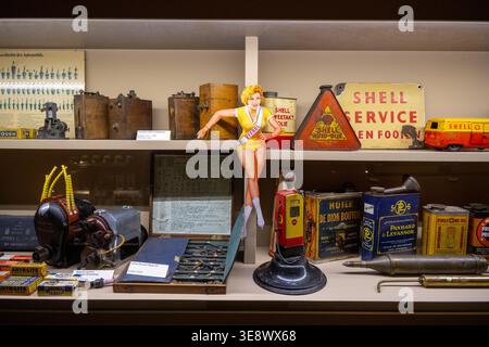 Den Haag, Niederlande - 25. Mai 23: Ausstellungsregal mit Vintage-Shell-Tankstellenschildern, Öldosen, Werkzeugen und Werbeartikeln im Louwman Museum, Stockfoto
