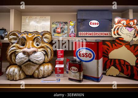 Den Haag, Niederlande - 25. Mai 23: Vintage Esso Öldosen, Tankstellen und Tigermaskottchen in einer Museumsausstellung im Louwman M Stockfoto