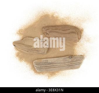 Treibholz auf Sand isoliert auf weißem Hintergrund. Stücke von Küste verwittertem Holz auf Sandhaufen, Blick von oben. Stockfoto