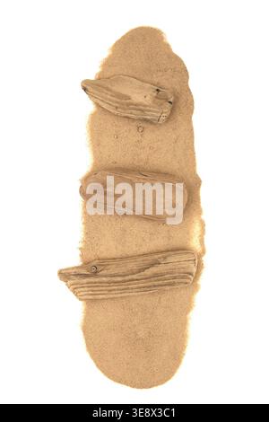 Treibholz auf Sand isoliert auf weißem Hintergrund. Stücke von Küste verwittertem Holz auf Sandhaufen, Blick von oben. Stockfoto