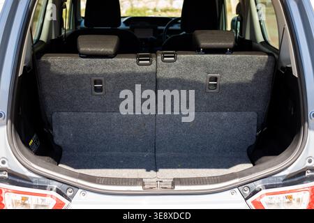 Kleiner Kofferraum mit aufrechten Rücksitzen. Stockfoto