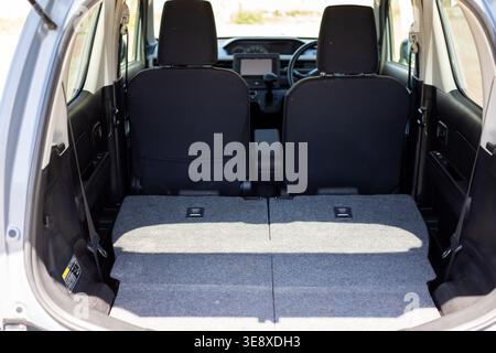 Innenraum für Kleinwagen mit klappbaren Rücksitzen für zusätzlichen Stauraum Stockfoto