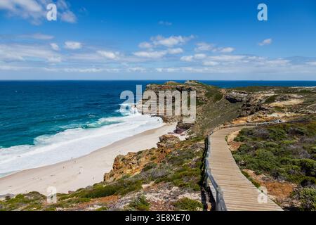Die Promenade führt zu einem fantastischen Blick auf den Diaz Beach am Cape Point, von den höheren Klippen aus gesehen. Der Strand ist ein abgeschiedener und herrlicher Sandstrand Stockfoto