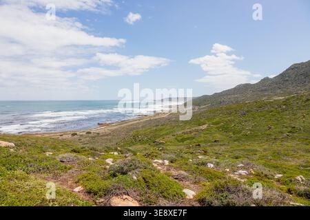 Beeindruckender Blick von der Klippe nahe dem Kap der Guten Hoffnung, mit Blick auf das Meer und Maclear Beach, einem der am besten abgeschiedenen Strände rund um den Strand Stockfoto