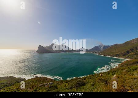 Ausblicke vom Chapman's Peak Drive, einer der wunderbarsten Straßen der Welt mit fantastischem Blick auf die Hout Bay, die ein wunderbares Panorama bietet Stockfoto