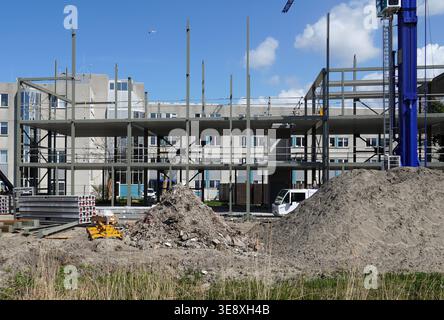 Skelettrahmen, Rahmenkonstruktion einer Erweiterung zu einem Bürogebäude. Stahlträger, Kran. Niederländische Stadt Alkmaar. Frühling, April, Niederlande Stockfoto