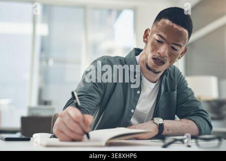 Mann, Schreiben und Tagebuch im Amt mit Verwaltung, Werbe-Idee und Plan für Branding-Kampagne. Tagebuch, Notizen und Person mit Vitiligo, Ziel Stockfoto