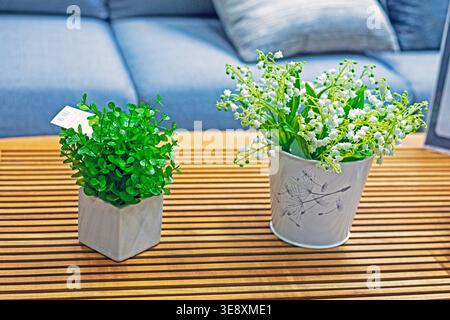 Ein Blumenstrauß von Lilien aus dem Tal auf einem Tisch im Garten Stockfoto