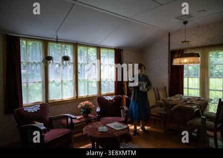 Arnhem, Niederlande - 27. Mai 23: Ausstellung eines Wohnzimmers mit Vintage-Möbeln und einer Schaufensterpuppe mit einem Krug im Niederländischen Freilichtmuseum in Stockfoto