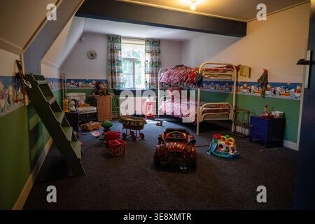 Arnhem, Niederlande - 27. Mai 23: Rekonstruiertes Kinderzimmer mit Stockbetten und Spielzeug in einem historischen Haus in der Niederländischen Open Air Muse Stockfoto