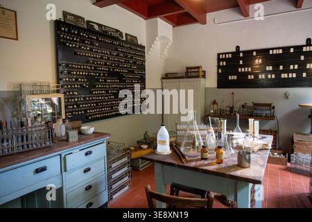 Arnhem, Niederlande - 27. Mai 23: Historischer Laborraum mit Chemiegläsern und Bänken im Niederländischen Freilichtmuseum, Arnhem, Gelderland, Stockfoto
