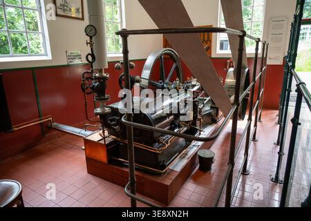 Arnhem, Niederlande - 27. Mai 23: Restaurierte Dampfmaschine mit Schwungrad und Riemen im Niederländischen Freilichtmuseum in Arnhem, Gelderland Stockfoto
