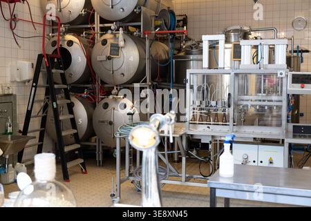 Arnhem, Niederlande - 27. Mai 23: Tanks, Rohre und Abfüllmaschinen aus Edelstahl werden in einem Produktionsraum für Molkereiprodukte in der Niederlande Ope ausgestellt Stockfoto