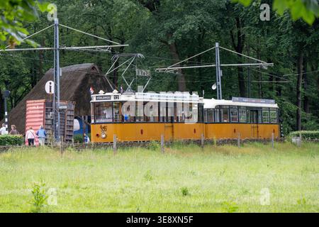 Arnhem, Niederlande - 27. Mai 23: Gelbe Oldtimer-Straßenbahn fährt durch die Wiesen im Niederländischen Freilichtmuseum in Arnhem, Gelderland, Nether Stockfoto