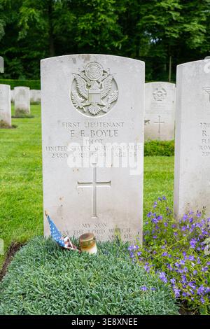 Grunewaldstrasse, Deutschland - 27. Mai 23: Grabstein der United States Army Air Force mit kleiner US-Flagge und Gedenkstücken auf dem Reichswald Forest war Cemetery, Stockfoto