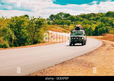 31. Dezember 2015 – Geländeabenteuer auf der Great East Road, Sambia – Toyota Land Cruiser 4x4-Fahrzeug, das durch die malerische Landschaft Afrikas fährt Stockfoto