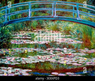 Monet. Eine blaue Brücke über einem Teich voller Seerosen. Die Szene fängt die Natur ein und reflektiert einen Moment in der Zeit. Stockfoto