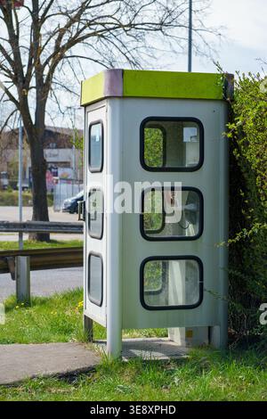 Öffentliche Telefonkabine am Straßenrand, Kommunikationsbox für Notrufe, Vintage-Straßenausstattung, städtische Infrastruktur und Verkehrsszene Stockfoto