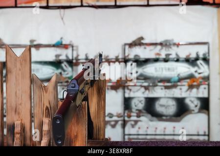 Nahaufnahme des Fasses eines Jagdgewehrs vor dem Hintergrund eines Schießplatzes Stockfoto