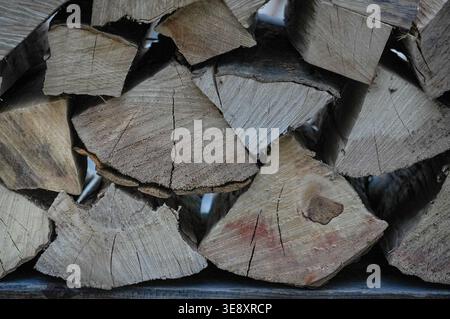 Haufen gehackten Brennholzes für den Winter vorbereitet. Nahaufnahme. Stockfoto