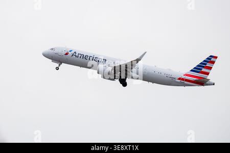 Las Vegas, USA – 23. Dezember 2025: American Airlines N468AN Airbus A321 startet vom Harry Reid International Airport. Stockfoto