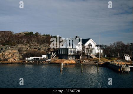 Ein weißes Holzhaus in Schweden in der Nähe des Wassers Stockfoto