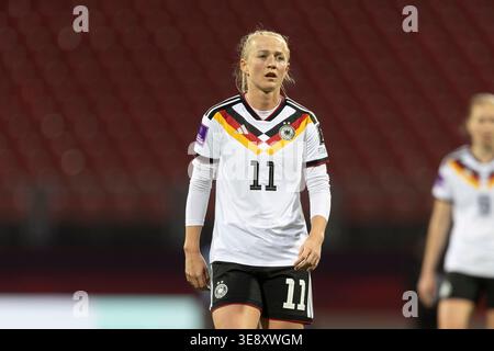 Deutschland, nürnberg, Fußball, Frauenfußball, WM-Qualifikation der Frauen, Spieltag 3, Deutschland vs. Österreich in Bild f.l.: Lea Schueller (Deutschland #11), 14.04.2026, Max-Morlock-Stadion Nürnberg DFB-VORSCHRIFTEN VERBIETEN JEDE VERWENDUNG VON FOTOGRAFIEN ALS BILDSEQUENZEN UND/ODER QUASI-VIDEO, Credit: HMB Media/Alamy Live News Stockfoto
