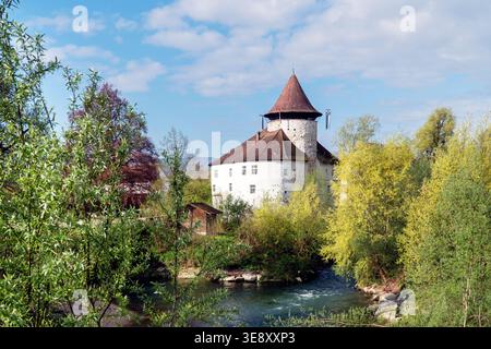 Schweiz, Baselland, Baselbiet, Laufental, Zwingen, Zwingen BL, Wasserschloss, Frühling Stockfoto