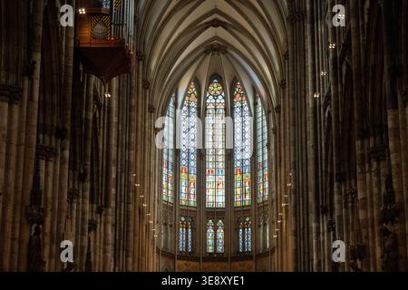Innenansicht zum Chor im Kölner Dom mit Buntglasfenstern und gotischen Bögen in Köln. Stockfoto