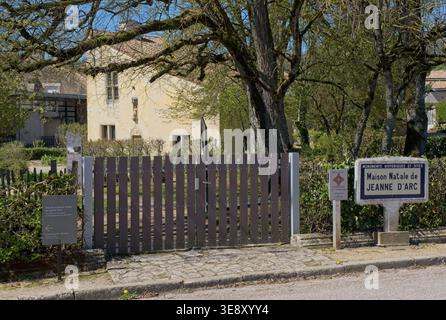 Domremy-la-Pucelle, Frankreich - 8. April 2026: Das ist der Geburtsort von Jeanne d'Arc. Haus und Statue in Domremy-la-Pucelle. Sonniger Frühlingstag. Selektiver Fokus Stockfoto