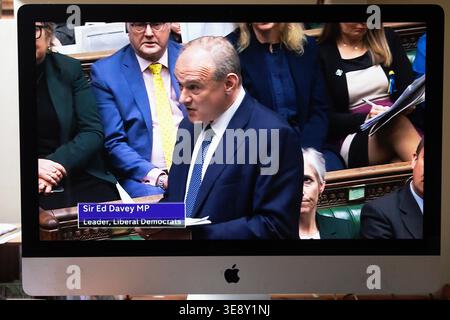 Sir Ed Davey Parlamentsvorsitzender Liberaldemokrat kritisiert 'Mafia-Chef' Trump Iran Krieg Parlament Unterhaus Kanal 4 Nachrichten Screenshot 16 April 2026 Großbritannien Stockfoto
