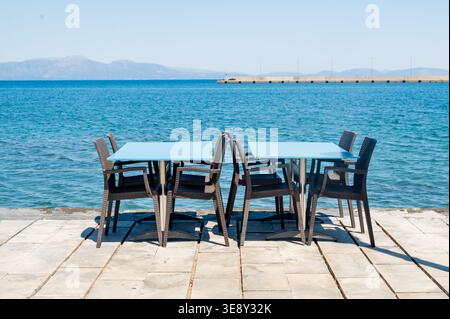 Leere Seaside Restaurant Tische mit Meerblick, Griechenland Stockfoto