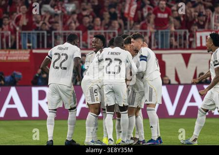Deutschland, Bayern, München, Fussball, FC Bayern München - Real Madrid CF, in der Allianz Arena, München, Champions League, Viertelfinale, zweites Leg, April 2026, von links: Antonio Rudiger (Real Madrid CF, 22), Vinicius Junior (Real Madrid CF, 7), Jude Bellingham (Real Madrid CF, 5), Ferland Mendy (Real Madrid CF, 23), Arda Guler (Real Madrid CF, 15), Federico Valverde (Real Madrid CF, 8), Eder Militao (Real Madrid CF, 3), Torjubel, Freude, Emotionen, Jubel, Feiern, Tor erzielt, feiern, Torfeier, Freude, Emotionen, Feiern, Anfeuern, Tor erzielt, feiern Sie das Verbot der UEFA-Vorschriften Stockfoto