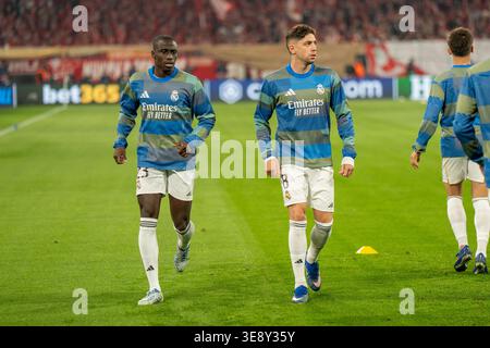 MÜNCHEN, DEUTSCHLAND - 15. APRIL 2026: Federico Valverde von Real Madrid und Ferland Mendy von Real Madrid ziehen sich beim zweiten Legspiel der UEFA Champions League zwischen dem FC Bayern München und Real Madrid CF am 15. April 2026 in München auf. Stockfoto