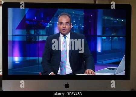 Krishnan Guru-Murthy Channel 4 US-Nachrichtenredakteurin spricht Computerfernsehbildschirm Online-Screenshot in London Großbritannien 16. April 2026 Großbritannien Stockfoto