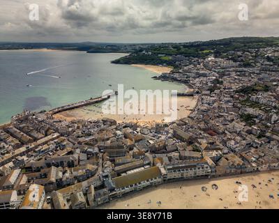 Blick über die Stadt St. Ives, den Hafen und den Porthminster Beach mit Blick auf St. Ives Bay, Cornwall, an einem bewölkten Sommertag in England, Großbritannien. Stockfoto