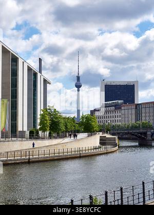 Berliner Fernsehturm Fernsehturm von der Spree aus gesehen mit Parlamentsgebäuden und Promenade, Deutschland Stockfoto