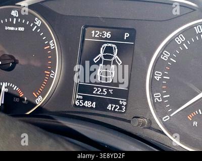 Kairo, Ägypten, März 30 2026: Das Kombiinstrument eines Skoda-Fahrzeugs, einer Octavia, zeigt eine digitale Informationsanzeige zwischen dem Tachometer und Stockfoto