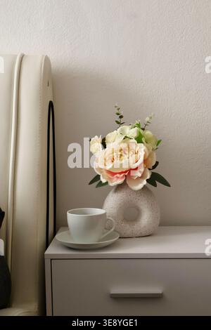 Eine gemütliche Morgenszene mit einer weißen Tasse Stockfoto