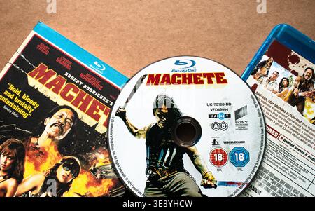 „Machete“-Film; Blu-ray-Ausgabe; Disc mit Beschreibung; Robert Rodriguez; 2010; isoliert auf leerem Hintergrund; oberer Winkel aufgenommen. Stockfoto