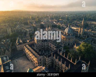 Luftaufnahme der Radcliffe Camera und des All Souls College bei Sonnenuntergang, mit Türmen der Oxford University und der Skyline der Stadt dahinter in Oxfordshire, England Stockfoto