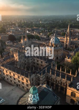 Luftaufnahme der Radcliffe Camera und des All Souls College bei Sonnenuntergang, mit Türmen der Oxford University und der Skyline der Stadt dahinter in Oxfordshire, England Stockfoto