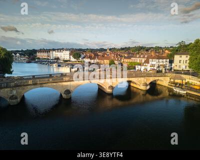 Blick von der Drohne auf die Henley Bridge über die Themse mit Blick nach Süden in Richtung Henley-on-Thames Stadtzentrum zur goldenen Stunde, Oxfordshire, England, Großbritannien. Stockfoto