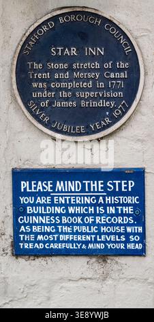 Ein Schild vor dem Star Inn at Stone, Staffordshire, am Trent and Mersey Canal Stockfoto