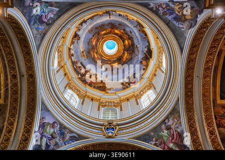 Innere der Metropolitan Cathedral of Saint Paul in Mdina, Malta. Blick auf die Kuppeldecke mit Fresken. Stockfoto
